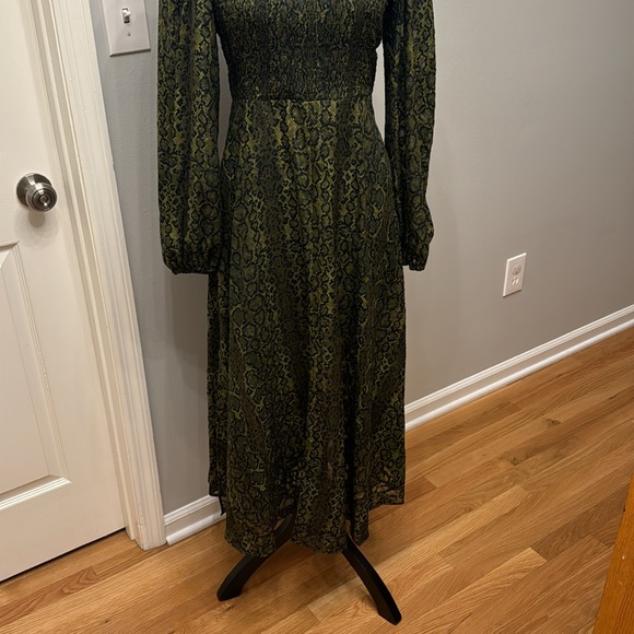 French Connection Aury Smocked Maxi Dress in Green Snakeskin Print/Size 2 - Picture 3 of 6